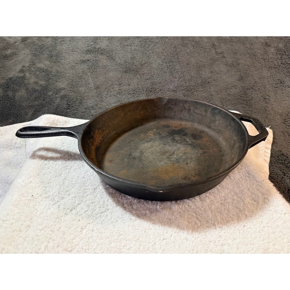 Lodge Cast Iron Skillet 10.25 Inch Walking Liberty 1916 Coin Design Pan